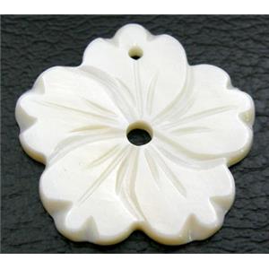 Mother of pearl flower pendant, white, 25mm diameter