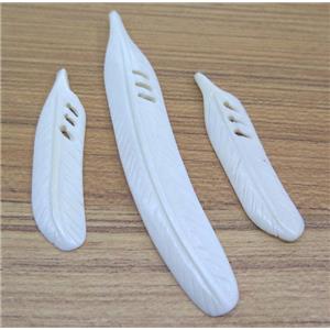 white bone feather pendant, approx 15-75mm